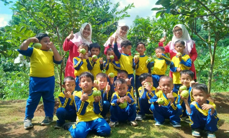 Anak-anak TK Aisyiyah 04 Jepara menanam bibit di polybag pada Outing Class 2025 di Bhumi Aryandhi Senenan