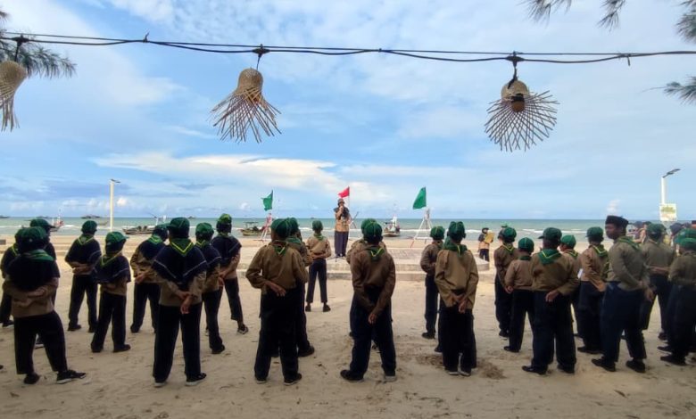 Peserta HW Camp ABINSA Kragan 2025 mengikuti outbond di Lentera Kisik, Rembang