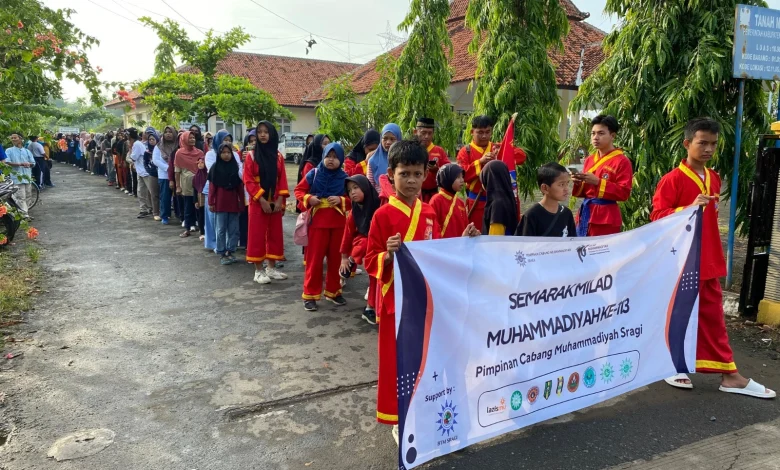 Ribuan warga mengikuti jalan sehat Milad ke-113 Muhammadiyah PCM Sragi 2025