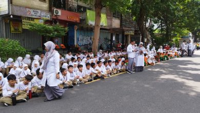 Siswa SD Muhammadiyah 1 Solo memberi penghormatan terakhir PB XIII di Jalan Slamet Riyadi