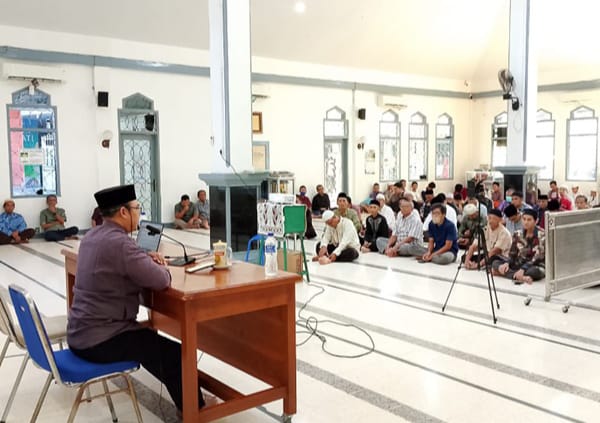 Suasana Kajian Ahad Pagi di Masjid Al-Hikmah Cepu bersama Ustadz Abdul Haris Zulmi.