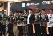 Deretan penerima Anugerah Insan Dakwah untuk Negeri 2026 berpose bersama membawa trofi di panggung Rakornas LDK Muhammadiyah Semarang.