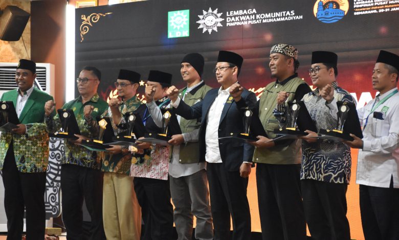 Deretan penerima Anugerah Insan Dakwah untuk Negeri 2026 berpose bersama membawa trofi di panggung Rakornas LDK Muhammadiyah Semarang.