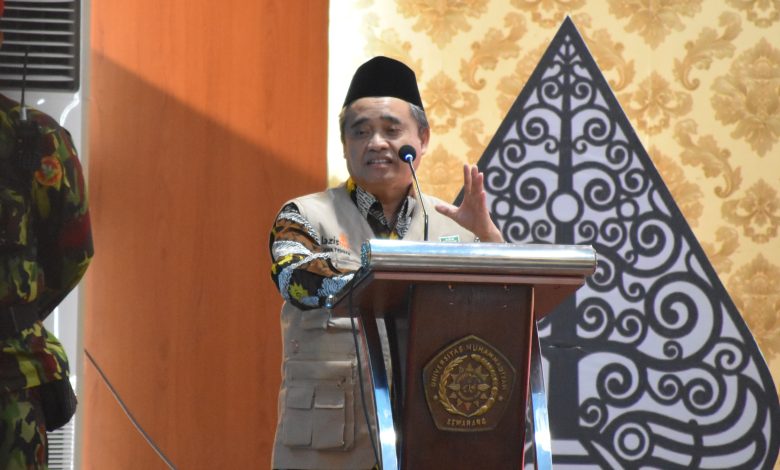 Ketua PWM Jawa Tengah Kyai Tafsir memberikan sambutan saat menerima penghargaan Tokoh Penggerak Dakwah di Rakornas LDK Muhammadiyah 2026.
