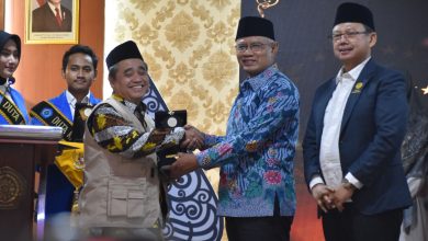Dr. KH. Tafsir, M.Ag. menerima penghargaan Tokoh Penggerak Dakwah Komunitas pada Rakornas LDK Muhammadiyah 2026.