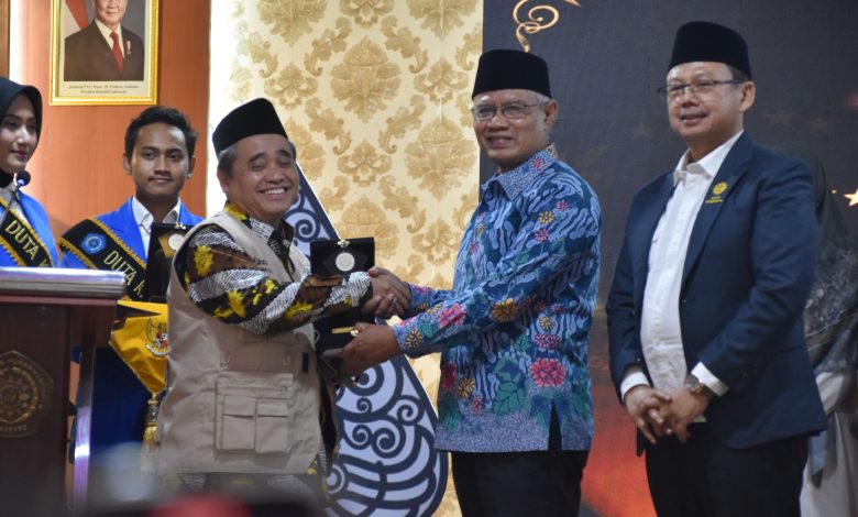 Dr. KH. Tafsir, M.Ag. menerima penghargaan Tokoh Penggerak Dakwah Komunitas pada Rakornas LDK Muhammadiyah 2026.