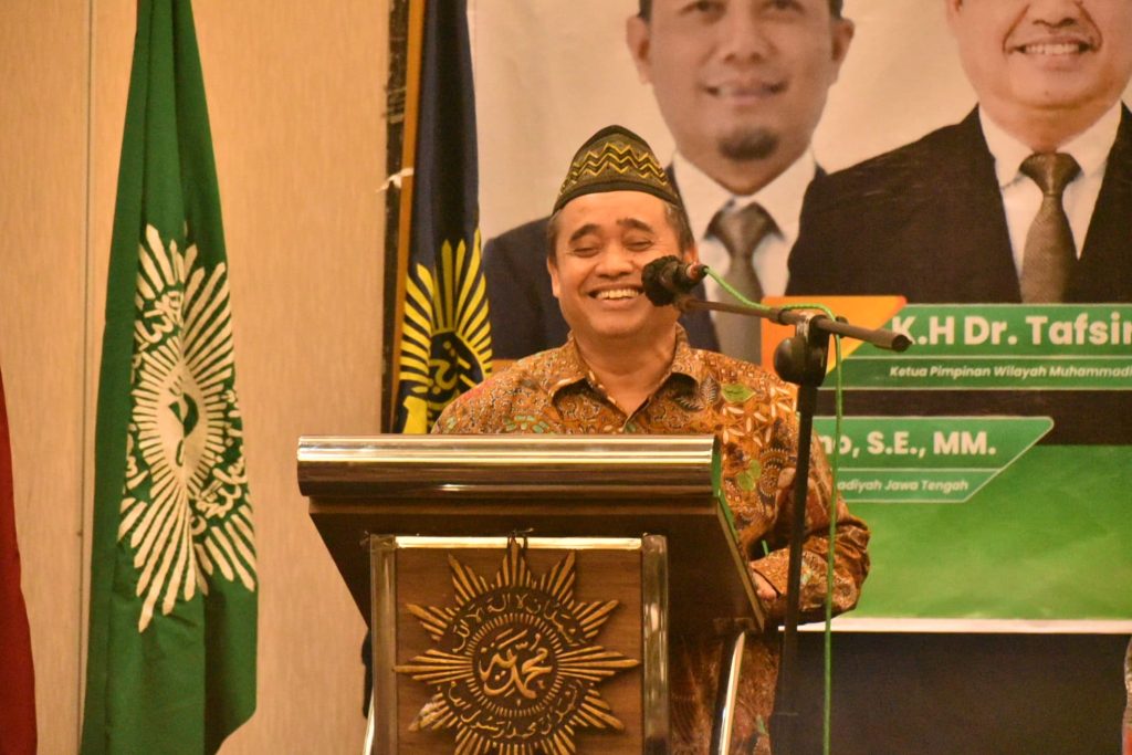 Dr. KH. Tafsir, M.Ag. memberikan sambutan strategi SPMB 2026 di acara Capacity Building Sekolah Muhammadiyah Jawa Tengah.