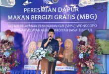 Wakil Ketua PWM Jateng Prof. Dr. H. Rozihan memberikan sambutan pada peresmian Dapur Makan Bergizi Gratis Muhammadiyah di Wonolopo.