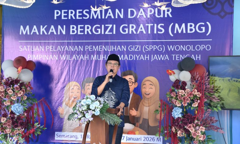 Wakil Ketua PWM Jateng Prof. Dr. H. Rozihan memberikan sambutan pada peresmian Dapur Makan Bergizi Gratis Muhammadiyah di Wonolopo.