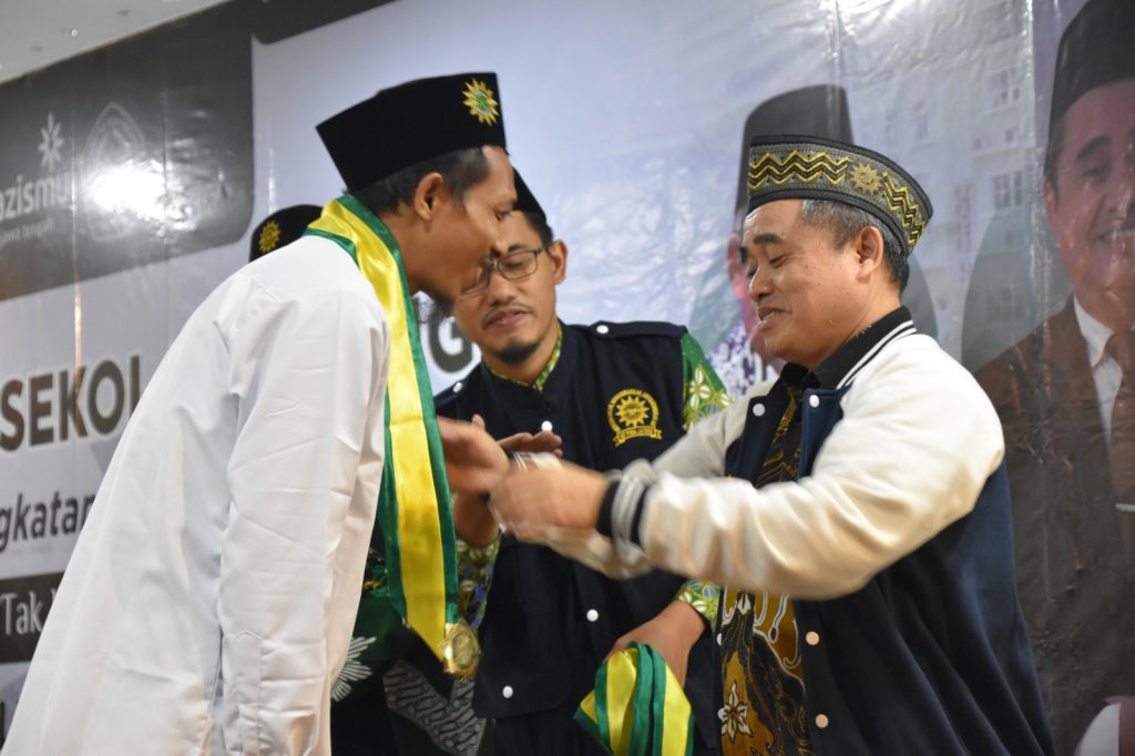 Ketua PWM Jawa Tengah, Dr. KH. Tafsir, M.Ag. mewisuda peserta Sekolh Tabligh