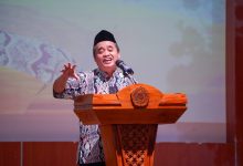 Ketua PWM Jateng Dr. Tafsir memberikan arahan tentang Kemandirian Ekonomi di Silatwil BEM PTMAI UMP Purwokerto untuk menghadapi Indonesia Emas 2045