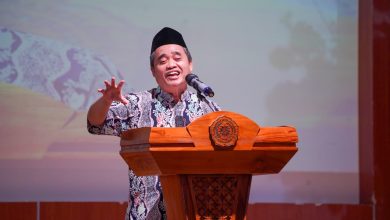 Ketua PWM Jateng Dr. Tafsir memberikan arahan tentang Kemandirian Ekonomi di Silatwil BEM PTMAI UMP Purwokerto untuk menghadapi Indonesia Emas 2045