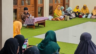 Ikhwanushoffa saat mengisi Kajian Pimpinan Cabang Aisyiyah (PCA) Adiwerna di Masjid Al Ishlah Tegal mengenai Teologi Al-Maun.