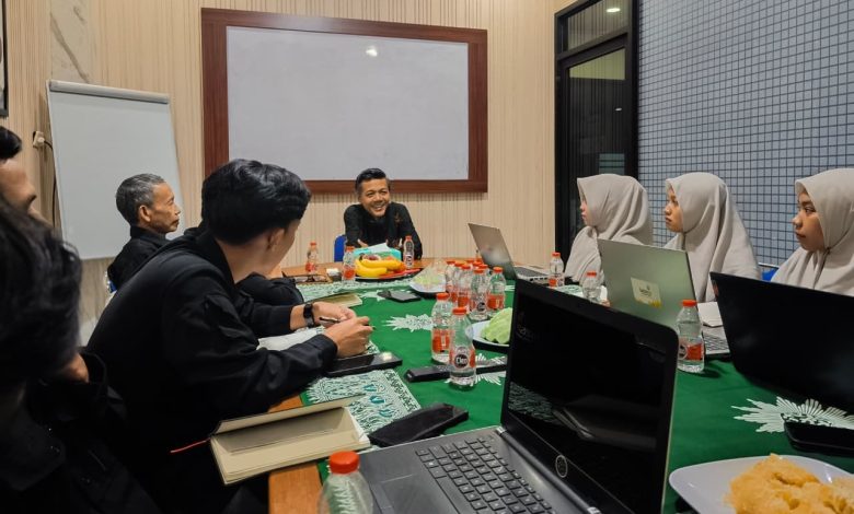 Ikhwanushoffa memberikan arahan kepada amil Lazismu Kabupaten Tegal terkait kinerja dan budaya kerja positif.