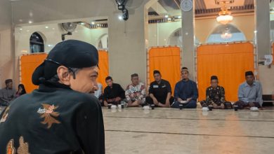 Ikhwanushoffa Wakil Ketua Lazismu Jateng memberikan kajian zakat Muhammadiyah di Tegal