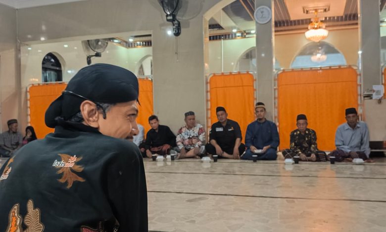 Ikhwanushoffa Wakil Ketua Lazismu Jateng memberikan kajian zakat Muhammadiyah di Tegal