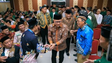 Zulkifli Hasan Menko Pangan bersalaman dengan peserta Rakornas LDK Muhammadiyah 2026 di Semarang.