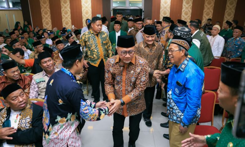 Zulkifli Hasan Menko Pangan bersalaman dengan peserta Rakornas LDK Muhammadiyah 2026 di Semarang.
