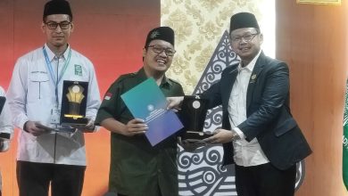 Penyerahan piala Anugerah Insan Dakwah untuk Negeri 2026 kepada perwakilan BikersMu di Rakornas II LDK PP Muhammadiyah Semarang.