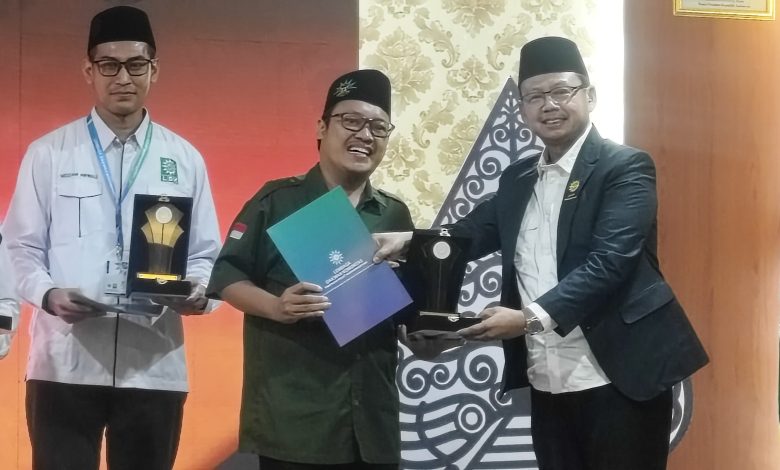 Penyerahan piala Anugerah Insan Dakwah untuk Negeri 2026 kepada perwakilan BikersMu di Rakornas II LDK PP Muhammadiyah Semarang.