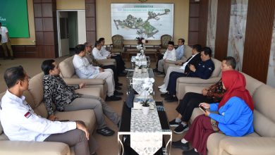 Pertemuan OJK Jateng-DIY dan PWM Jawa Tengah membahas edukasi risiko investasi dan literasi keuangan di Semarang.