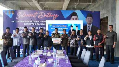 Penyerahan secara simbolis bantuan Rp1 Miliar dari PWM Jateng kepada Panitia Muktamar ke-49 Muhammadiyah di Auditorium UMSU.