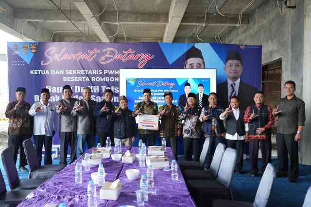Penyerahan secara simbolis bantuan Rp1 Miliar dari PWM Jateng kepada Panitia Muktamar ke-49 Muhammadiyah di Auditorium UMSU.