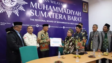 Penyerahan simbolis Bantuan Bencana Sumatera Barat 2026 dari PWM Jateng Lazismu kepada PWM Sumatera Barat untuk penyintas Salareh Aia Agam.