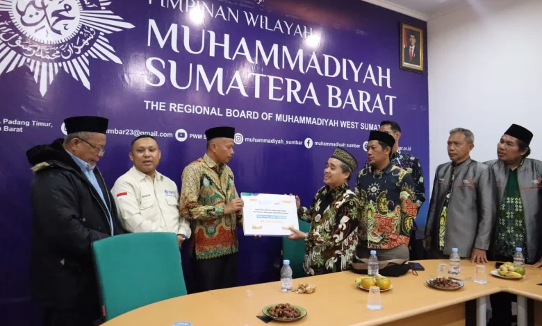 Penyerahan simbolis Bantuan Bencana Sumatera Barat 2026 dari PWM Jateng Lazismu kepada PWM Sumatera Barat untuk penyintas Salareh Aia Agam.