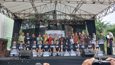 Para pemenang Jepara Innovation Award 2026 berfoto bersama di atas panggung memegang piala dan papan hadiah, termasuk tim inovasi Bio Growth Bag dari siswa SMA Muhammadiyah 2 Mayong.