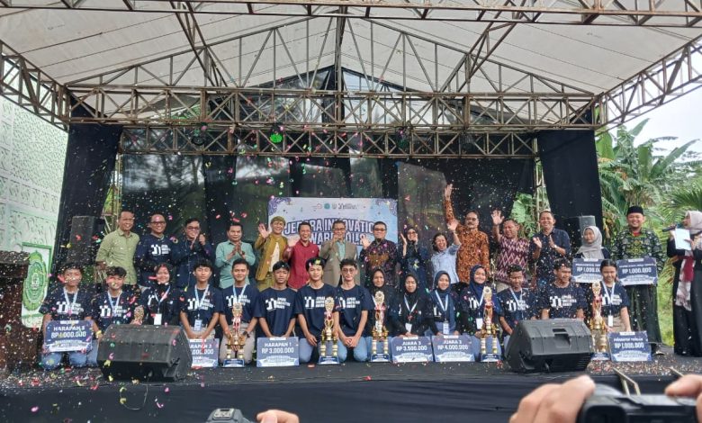 Para pemenang Jepara Innovation Award 2026 berfoto bersama di atas panggung memegang piala dan papan hadiah, termasuk tim inovasi Bio Growth Bag dari siswa SMA Muhammadiyah 2 Mayong.