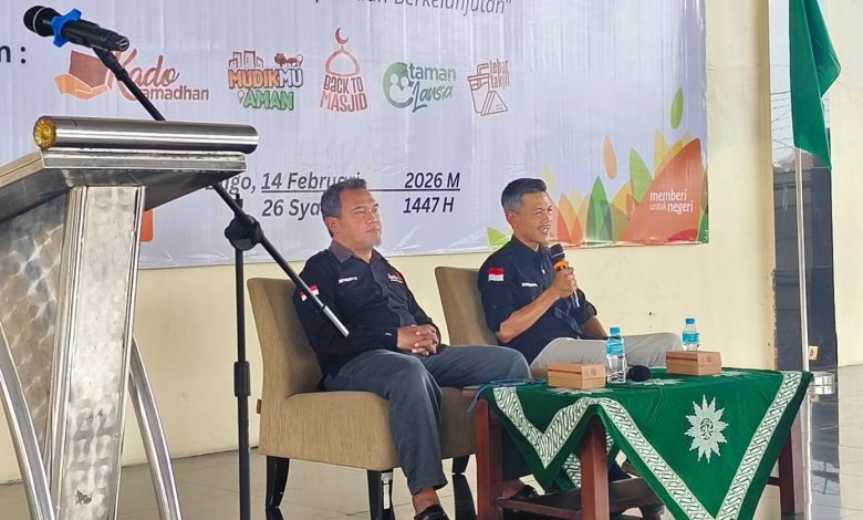Pemateri Ikhwanushoffa saat mengisi Rakorsus Lazismu Kabupaten Pekalongan di SMK Muhammadiyah Bligo membahas optimalisasi zakat mal.