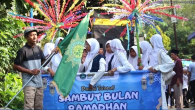 Barisan siswa SD Islam Pamotan membawa bendera Muhammadiyah dan spanduk Pawai Ta’aruf menyambut Awal Puasa Ramadhan 2026 Muhammadiyah.