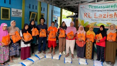 Penyaluran Zakat Ramadan 2026 oleh Lazismu Purbalingga berupa bantuan sembako gratis kepada warga Kedungjati Timur.