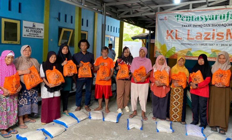 Penyaluran Zakat Ramadan 2026 oleh Lazismu Purbalingga berupa bantuan sembako gratis kepada warga Kedungjati Timur.
