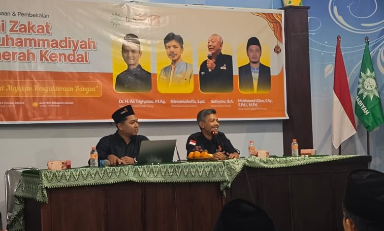 Ikhwanushoffa Wakil Ketua Lazismu Jateng mengisi pembinaan Dai Zakat Muhammadiyah Kendal bertema Zakat Majukan Kesejahteraan Bangsa.