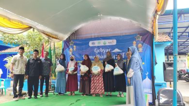 Penyerahan paket sembako bakti sosial dalam acara persiapan Ramadhan 2026 oleh Muhammadiyah Pamotan Rembang.