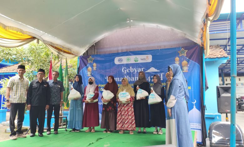 Penyerahan paket sembako bakti sosial dalam acara persiapan Ramadhan 2026 oleh Muhammadiyah Pamotan Rembang.