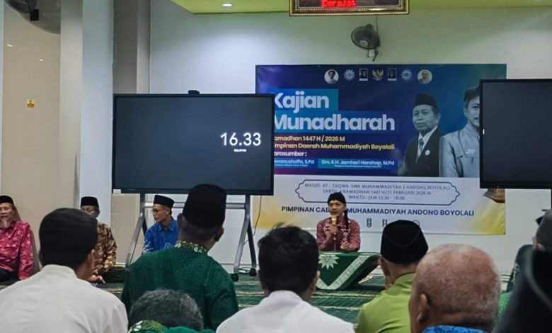 Ikhwanushoffa menyampaikan materi dalam Kajian Safari Ramadan Lazismu Boyolali di Masjid At-Taqwa SMK Muhammadiyah 2 Andong.