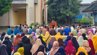 Ikhwanushoffa menyampaikan kajian Ahad pagi di MTs Muhammadiyah 6 Karanganyar, dihadiri jamaah Muhammadiyah Gondangrejo.