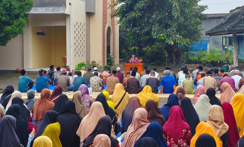 Ikhwanushoffa menyampaikan kajian Ahad pagi di MTs Muhammadiyah 6 Karanganyar, dihadiri jamaah Muhammadiyah Gondangrejo.