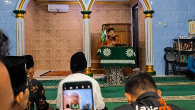 Ikhwanushoffa menyampaikan kajian Safari Zakat di Masjid Al Mujahidin Songgom Brebes di hadapan jamaah.
