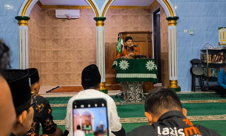 Ikhwanushoffa menyampaikan kajian Safari Zakat di Masjid Al Mujahidin Songgom Brebes di hadapan jamaah.