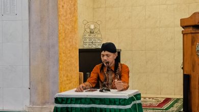 Ikhwanushoffa menyampaikan kajian ba’da Subuh di Masjid Roudlotul Mu’minin, Cilacap, Senin (23/2/2026), dengan tema pentingnya zakat dan kepedulian sosial.