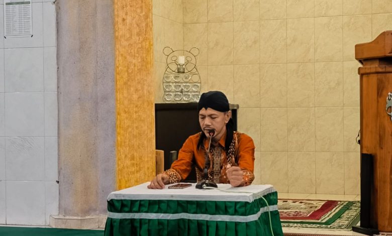 Ikhwanushoffa menyampaikan kajian ba’da Subuh di Masjid Roudlotul Mu’minin, Cilacap, Senin (23/2/2026), dengan tema pentingnya zakat dan kepedulian sosial.