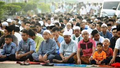 Jemaah mengikuti Salat Idulfitri di salah satu lokasi penyelenggaraan Muhammadiyah di Cilacap.