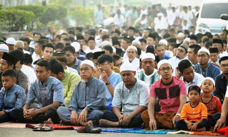 Jemaah mengikuti Salat Idulfitri di salah satu lokasi penyelenggaraan Muhammadiyah di Cilacap.