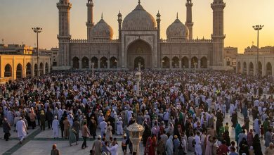 Ribuan jamaah menghadiri salat Idul Fitri di halaman masjid besar saat matahari terbit sebagai simbol kebersamaan dan kemenangan setelah Ramadan.
