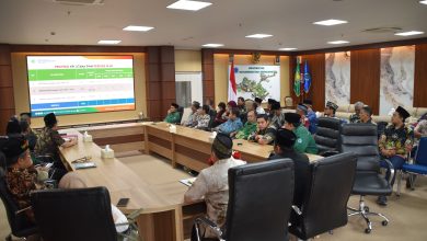 Suasana rapat pleno silaturahmi PWM Jawa Tengah di Unimus yang membahas proyeksi KPI Utama PWM Periode M-48 melalui layar digital.