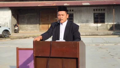 Seorang khatib menyampaikan khutbah Idulfitri usai Salat Idulfitri 1447 Hijriah di salah satu lokasi pelaksanaan Muhammadiyah Cabang Kangkung, Kendal.